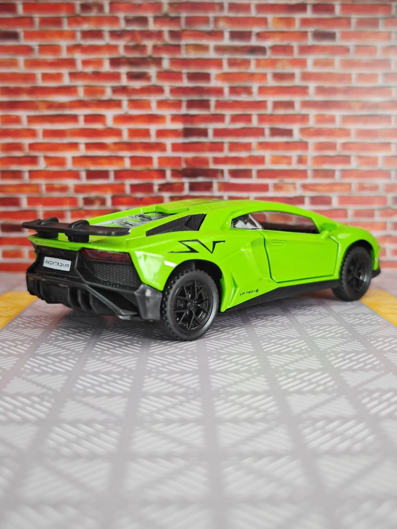 1:32 simulation Lamborghini LP750 alloy car model supercar has simulated sound and lighting functions, rich details