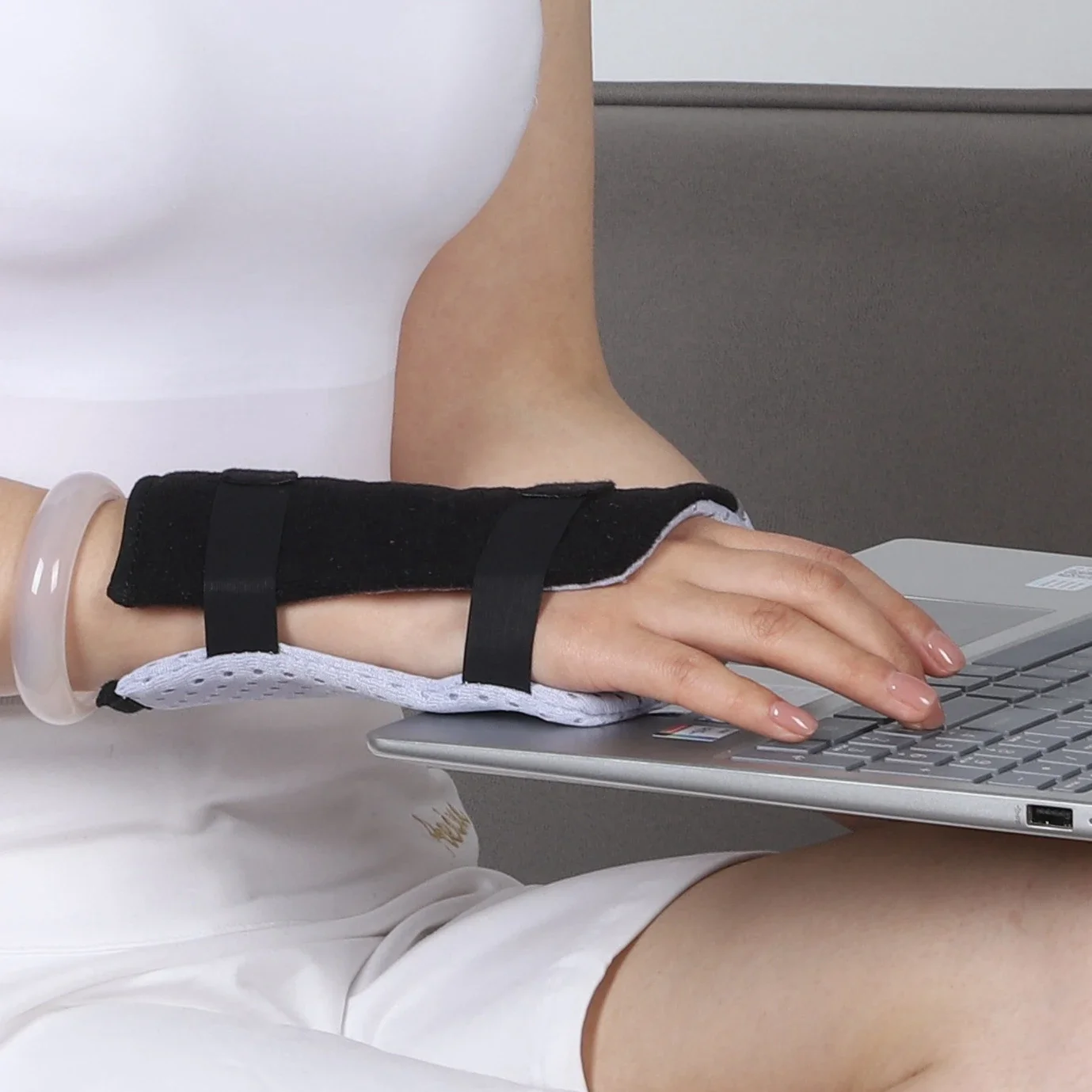 Термопластичный бандаж на запястье