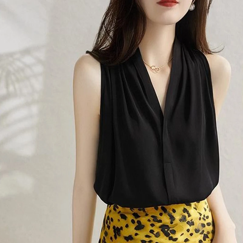 French Style Elegant Temperament Halter V-neck All-match Sleeveless Shirt Summer New Fashionable Casual Original Design Lady Top