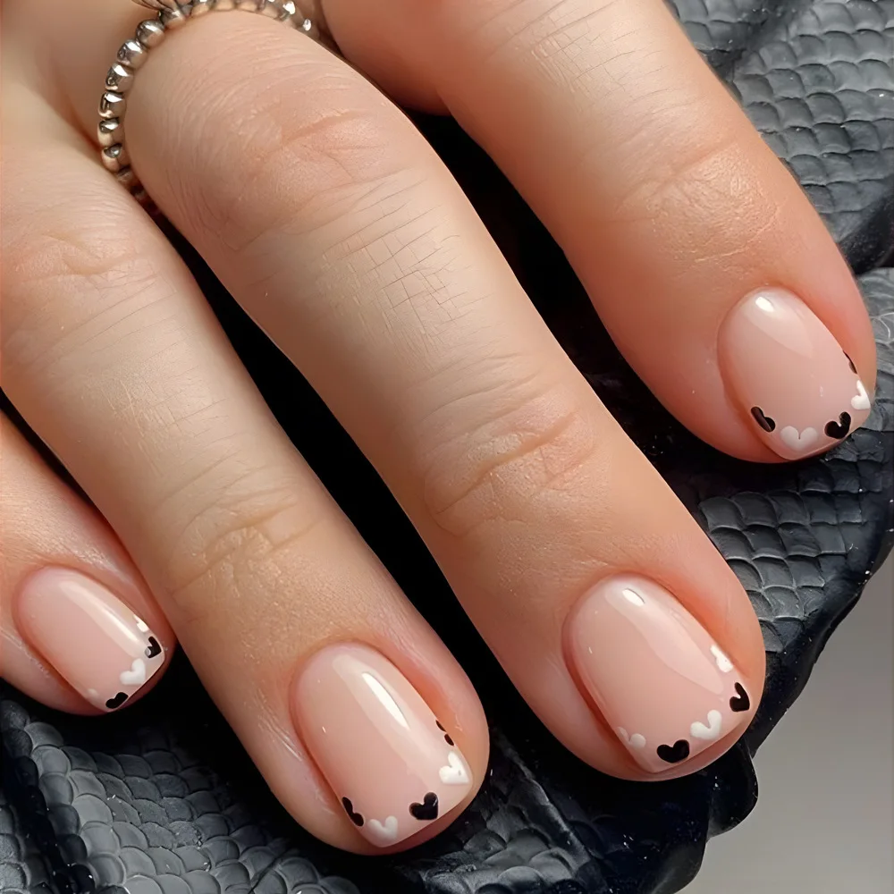 

24pcs Sweet & Minimalist Press-On Nails with Black & White Hearts, Short Round Shape, Assorted Sizes