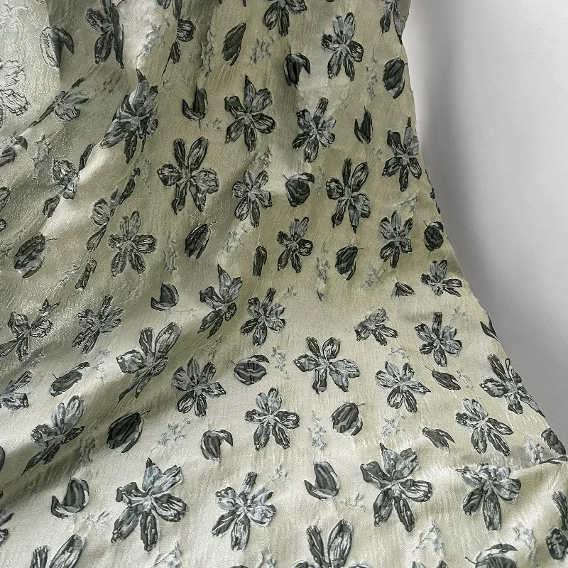 Tessuto jacquard con trama floreale verde a sei petali Tessuto di design per abbigliamento con gonna in rilievo tridimensionale in stile cinese