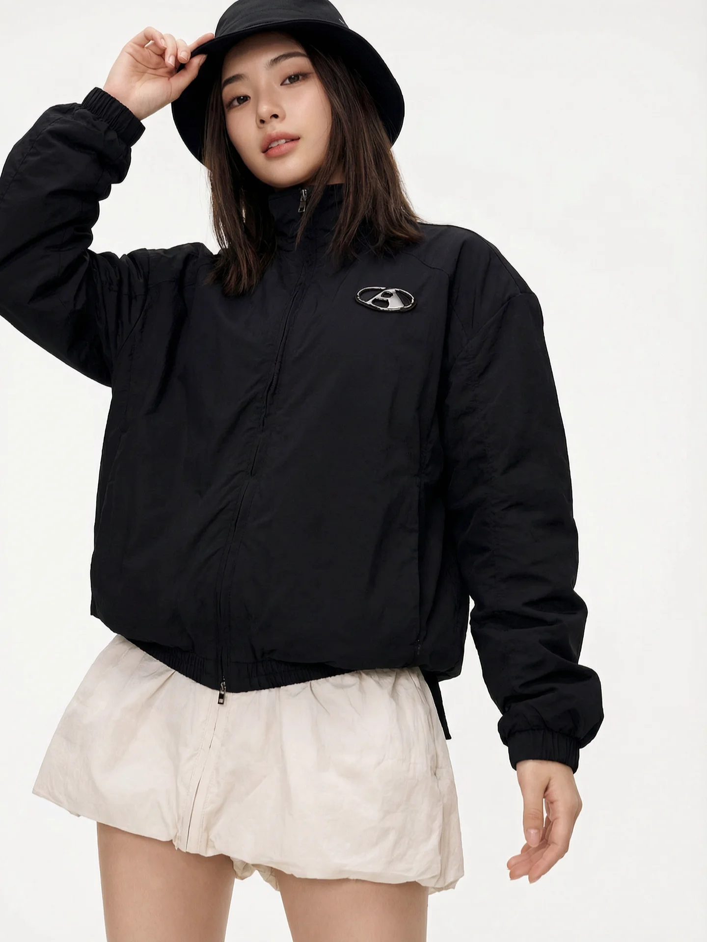 

Женская укороченная куртка-жакет с воротником-стойкой, свободного кроя, черная, с охлаждающим эффектом, ветрозащитная, из полиэфирного волокна, с длинными рукавами, на молнии.