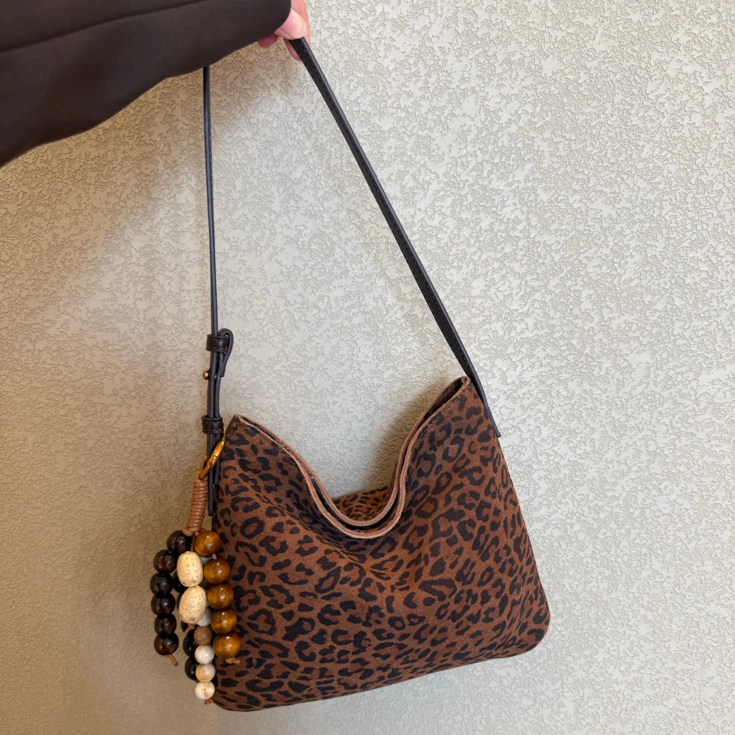 

Leopard print suede women's armpit bag 2025 autumn and winter new niche design vintage simple ins fashion handheld shoulder bag