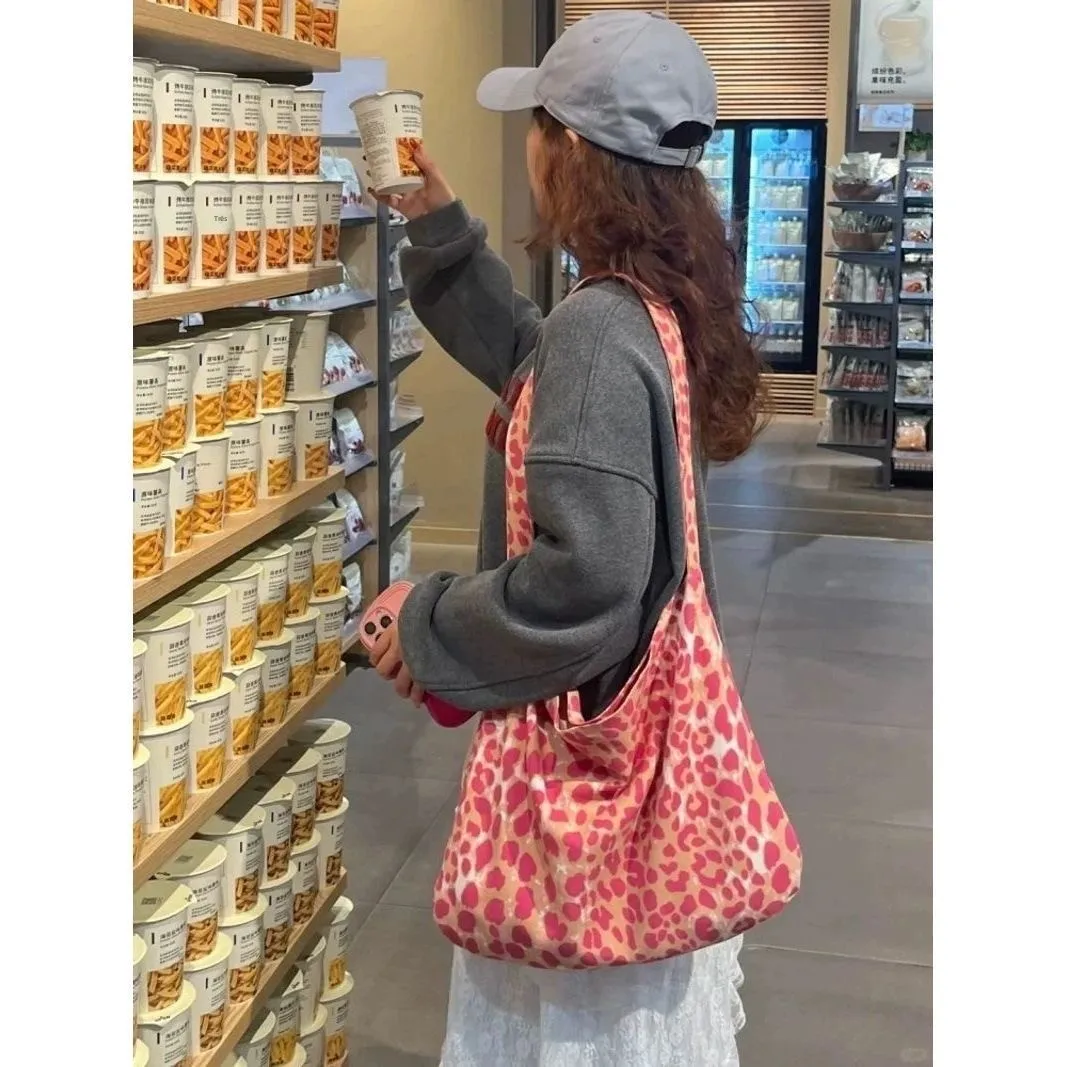 bolsa-de-lona-estilo-coreano-casual-com-estampa-de-leopardo-rosa-framboesa-alca-Unica-ia-para-mulheres