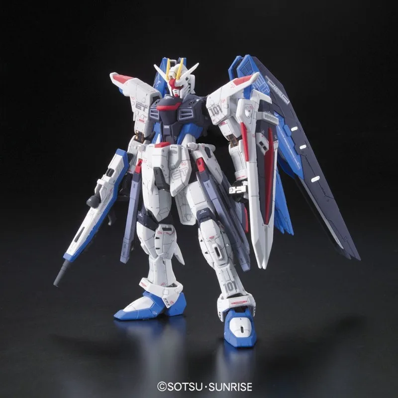 BANDAI RG 1/144 ZGMF-X10A Freedom Gundam Action Figure Z.A.F.T Mobile Suit Gundam SEED Anime Model Kit Mainan untuk Koleksi Anak Laki-laki