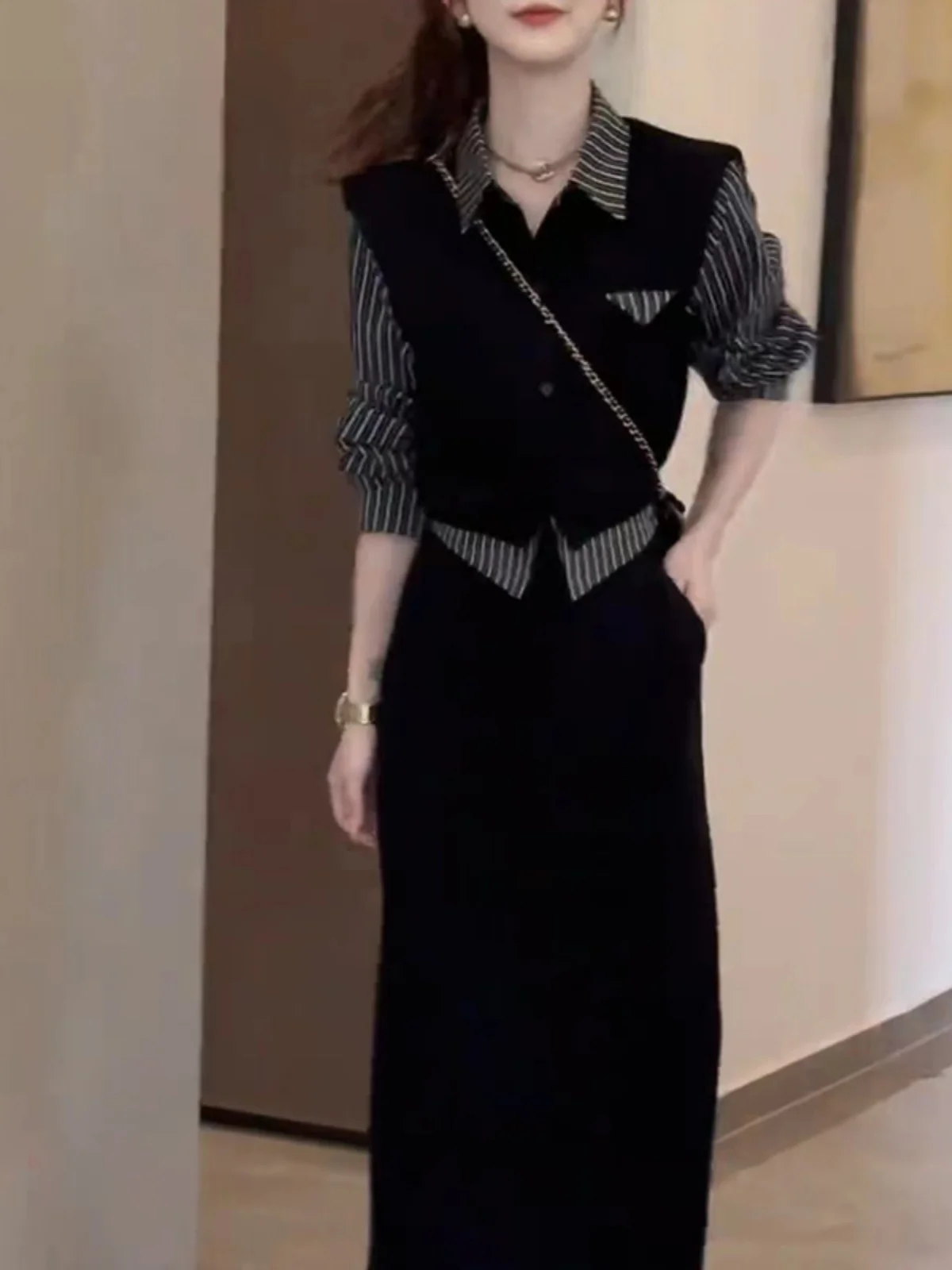 엘리 슬리밍 스트라이프 테르 네 미디 스커트 여성 패션 세트 2024 가을 신상품 투피스 폴리에스터 섬유