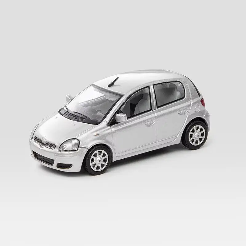 1:64 Vitz Yaris, 5-drzwiowy hatchback P10, model samochodu sportowego w stylu retro, wykonany z odlewu metalowego, klasyczny, starszy model pojazdu, idealny jako prezent. — 2