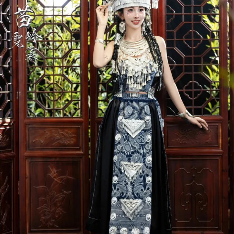 Rodzinny batikowy strój narodowy z kapeluszem i kołnierzem