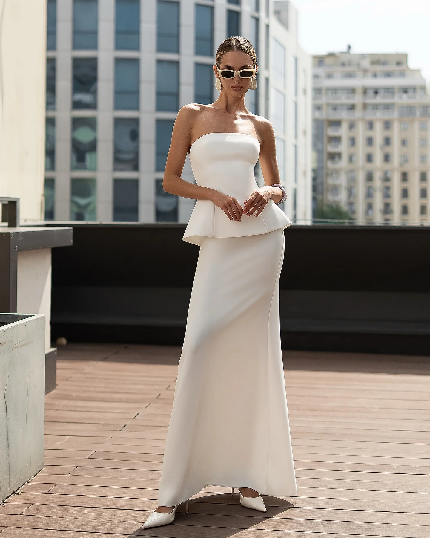 화이트 스트랩리스 이브닝 드레스 2025 새틴 슬리브리스 백리스 머메이드 플로어 기장 프롬 드레스 플리츠 웨딩 파티 드레스 맞춤 제작