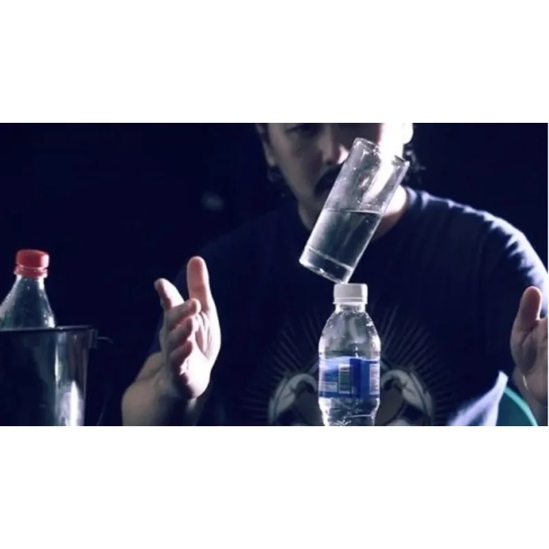 

Антигравитационные фокусы, баланс стеклянной чашки с жидкой иллюзией, фокусник, трюк крупным планом, реквизит, комедия, магия