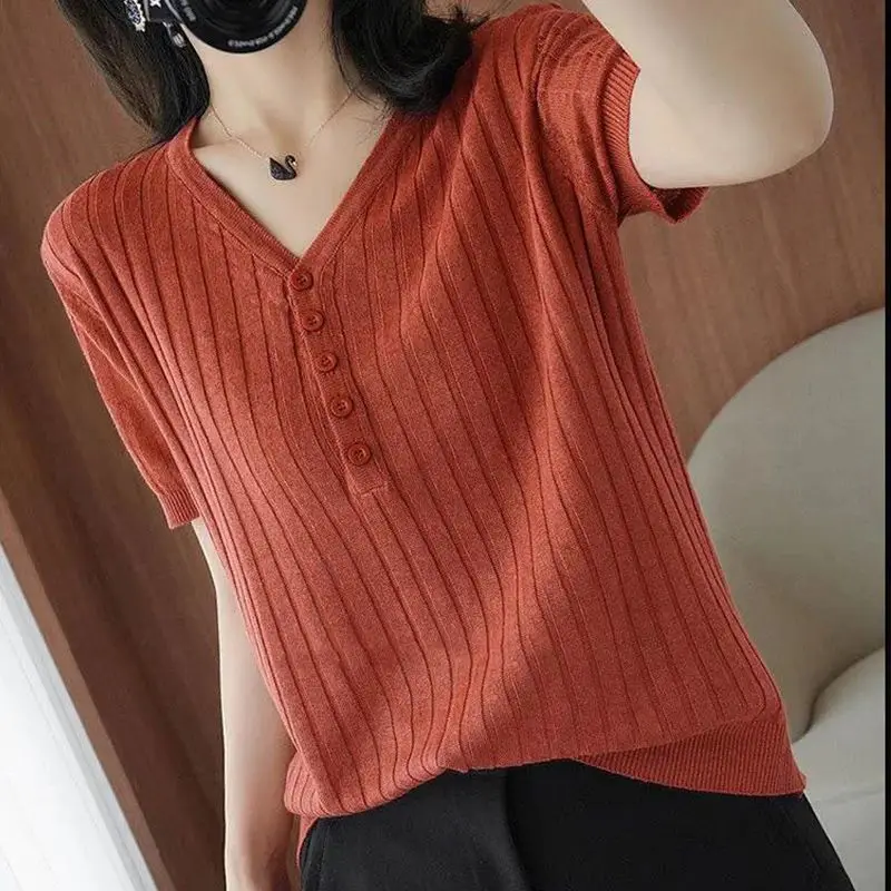 Camiseta de manga corta de seda de hielo con cuello en V para mujer, Tops de punto finos, versátiles y simples, botones a rayas sólidas, moda