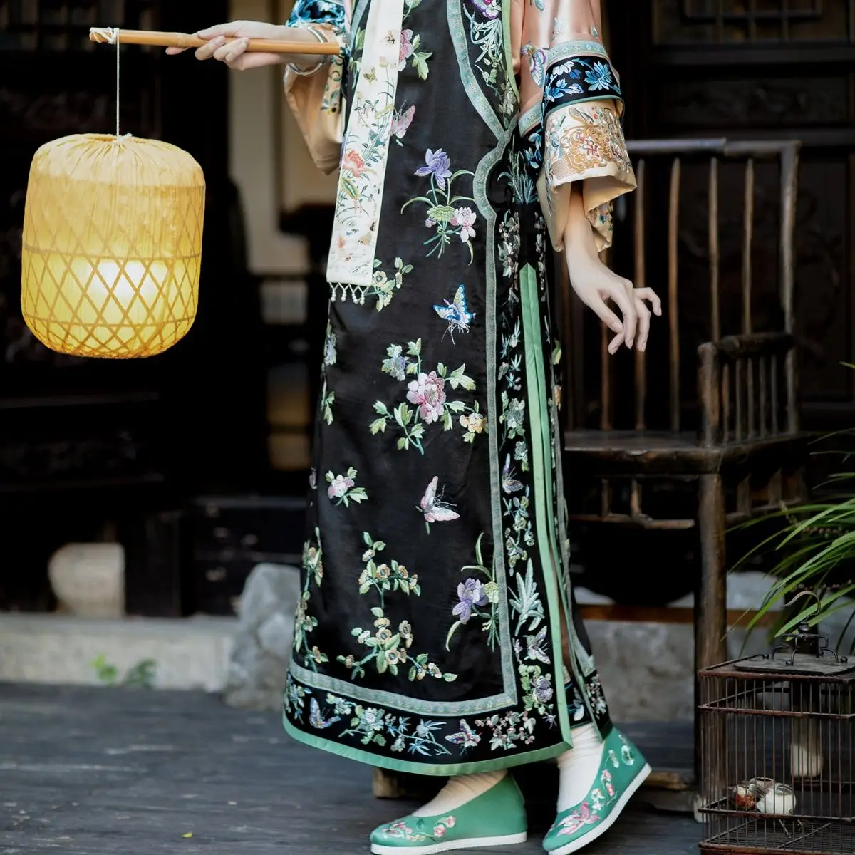 Full court Youfang silk fragrant cloud yarn full of embroidered flowers Ruyi big skirt Qing Han woman long vest