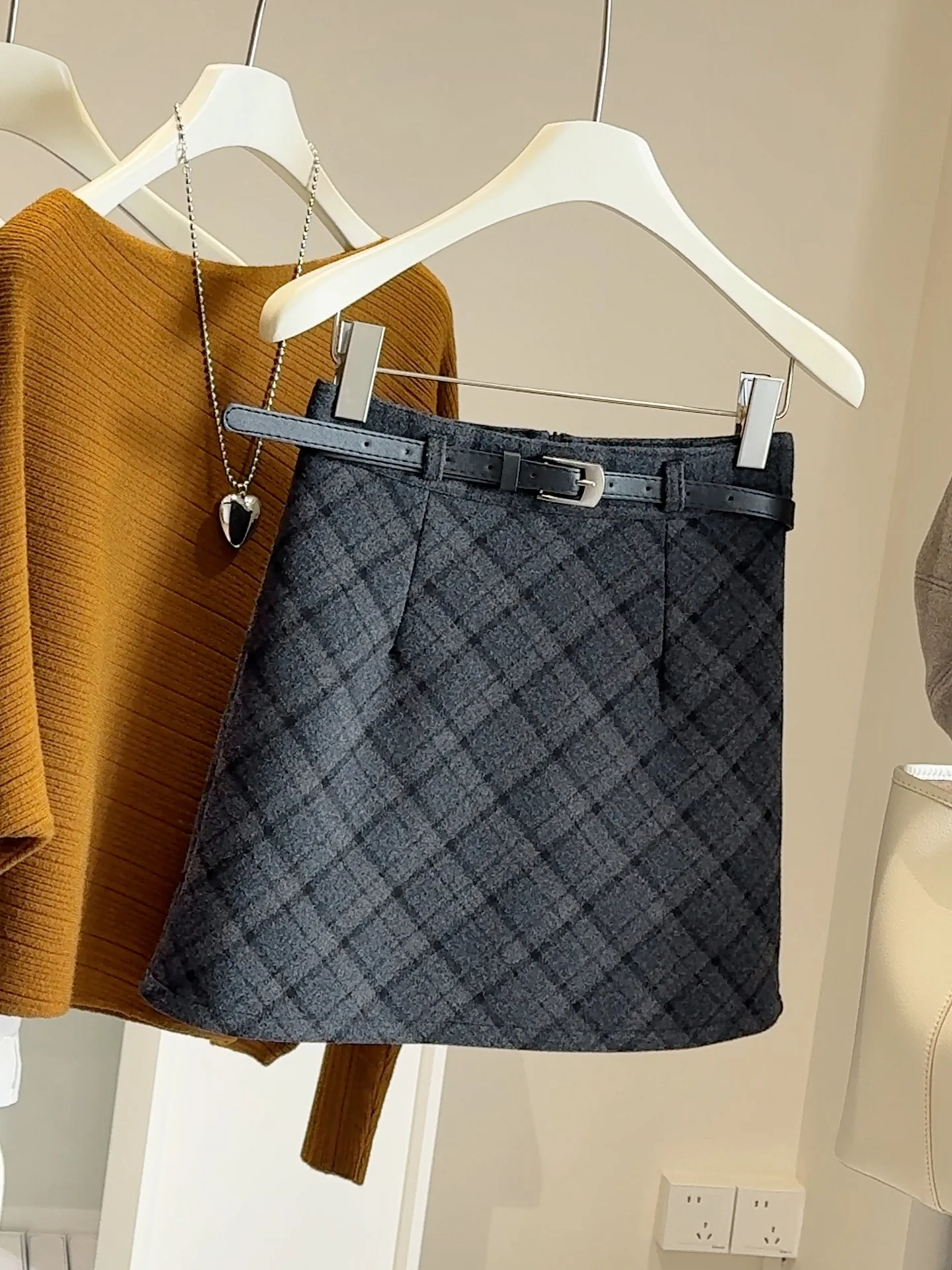 

Шерстяная юбка в клетку в стиле ретро для женщин, новинка осени и зимы 2025 года, мини-юбка А-силуэта с высокой талией и антибликовым покрытием на бедрах