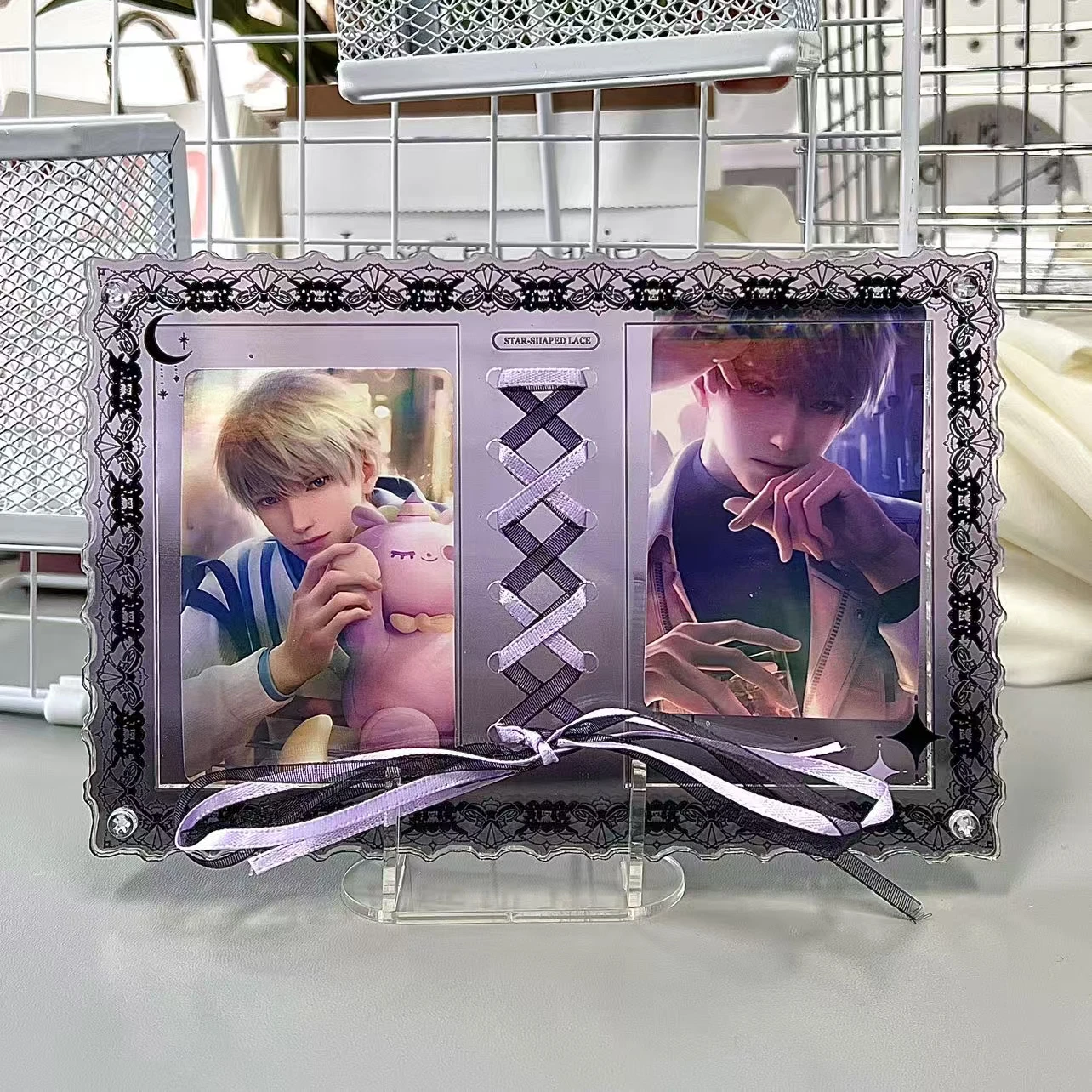 

Starry Lace Tie Acrylic Double-Sided Card Holder - for K-Pop Photo Cards, Idol Collectibles, Polaroid Photo Frame Protector