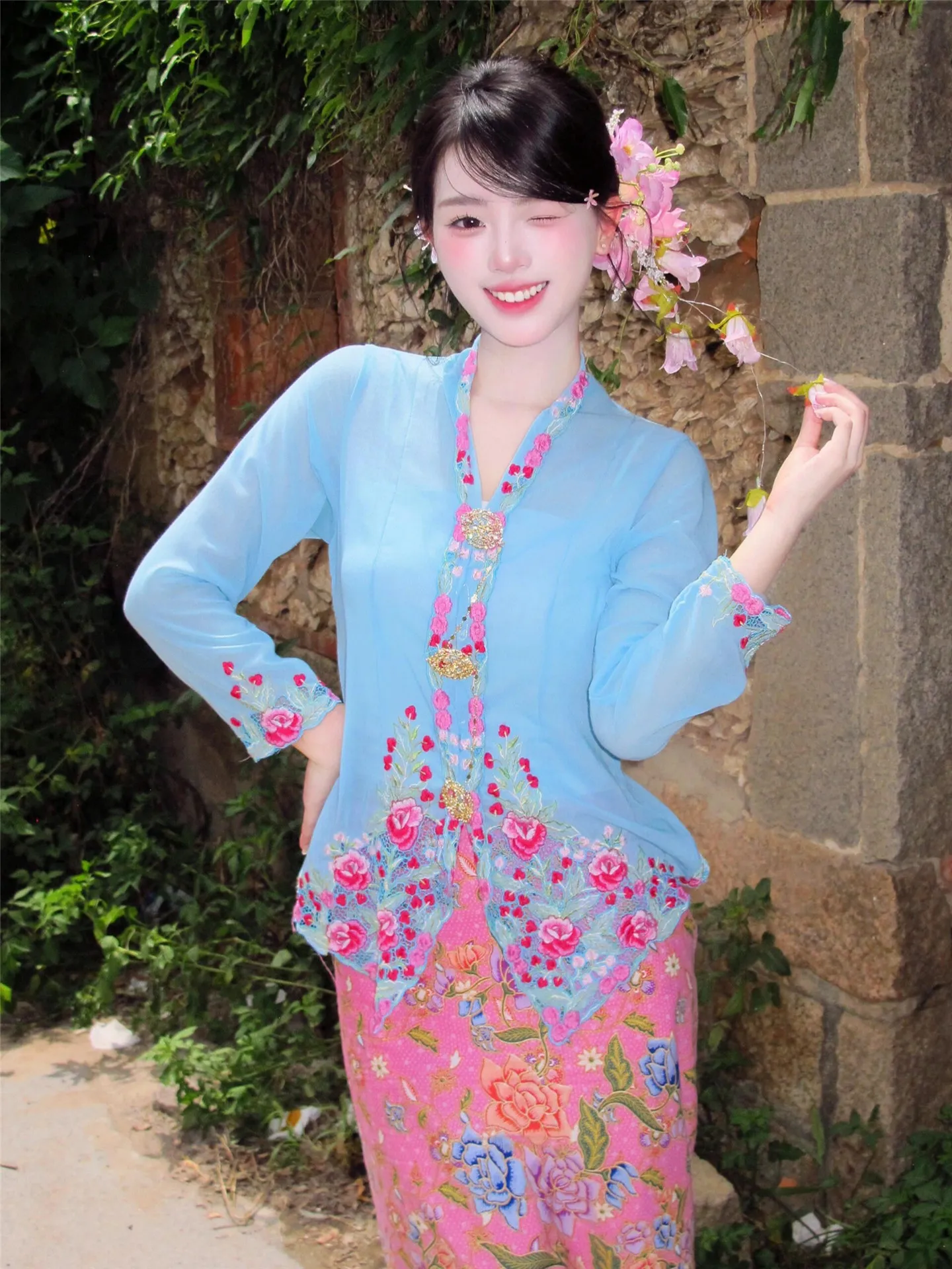 

Синяя этническая женская одежда с вышивкой и цветочным узором, традиционная мода, полиэстер, весенний сезон, для фотосессий в студии