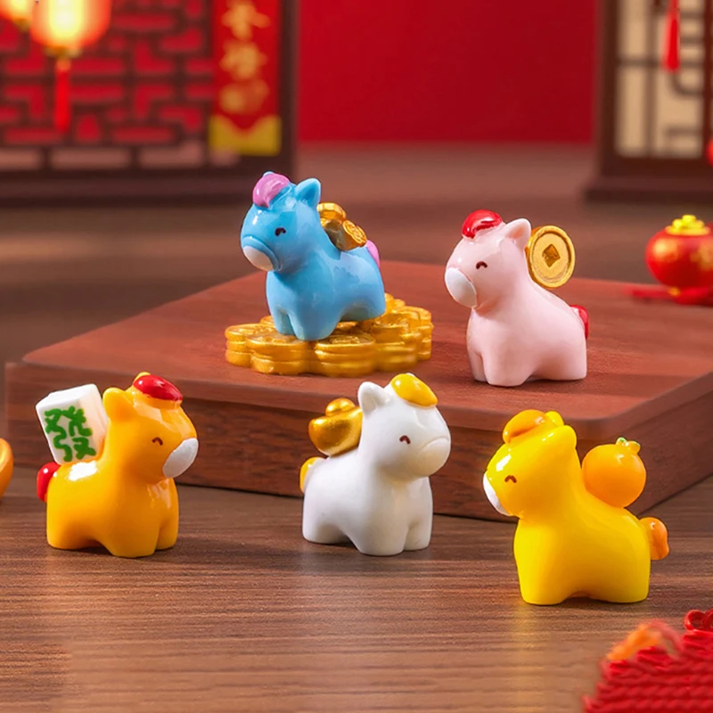 2026-новогодние-фигурки-миниатюрные-мультяшные-счастливые-лошади-микропейзажные-украшения-украшения-для-автомобиля-домашнего-стола-декор-комнаты-подарок