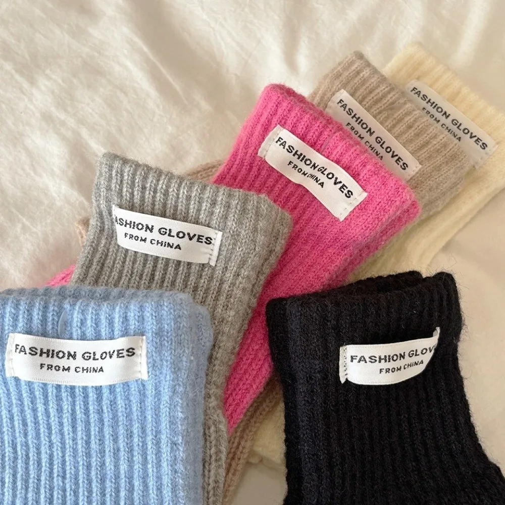 قفازات محبوكة سميكة على الموضة تحافظ على الدفء شاشة اللمس قفازات مقاومة للبرودة بلون سادة نصف اصبع قفازات النساء