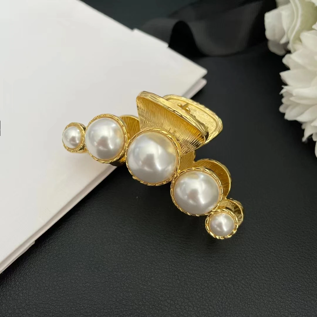 2024 New minimalist temperament versatile retro Baroque craftsmanship niche metal pearl shark hair clip