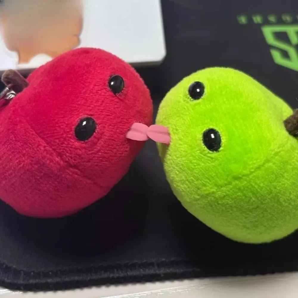 Llavero de Peluche Divertido con Forma de Manzana con Lengua Fuera, Colgante Creativo para Mochila, Accesorio de Llavero con Diseño de Fruta, Regalo para Amigos y Parejas