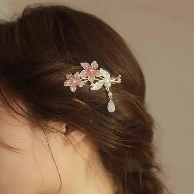 Butterfly Pendant Hair Clip for Women, Fashionable Accessories for Sweet and Fresh Style, Clipping Hair Neatly and Firmly