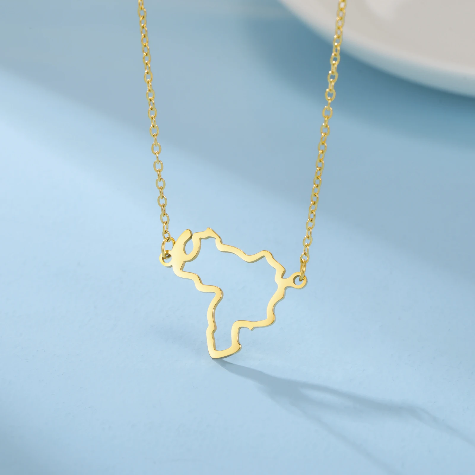LIKGREAT 2025 فنزويلا قلادة على شكل خريطة قلادة الفولاذ المقاوم للصدأ سلسلة العنق الجوف هندسية مجوهرات للرجال النساء هدية للذكرى السنوية