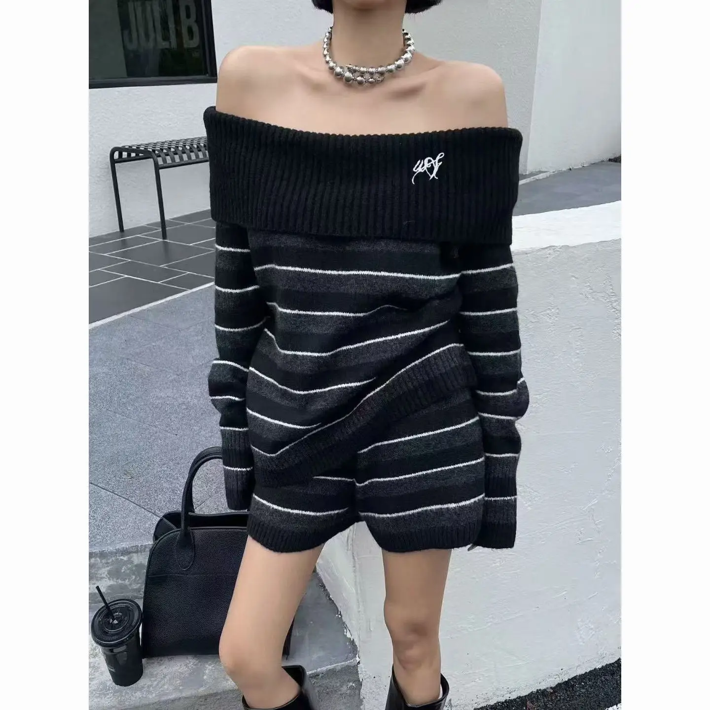 Conjunto de punto picante para niña, pantalones cortos de suéter a rayas con un hombro para mujer, conjunto de dos piezas de alta gama para principios de otoño