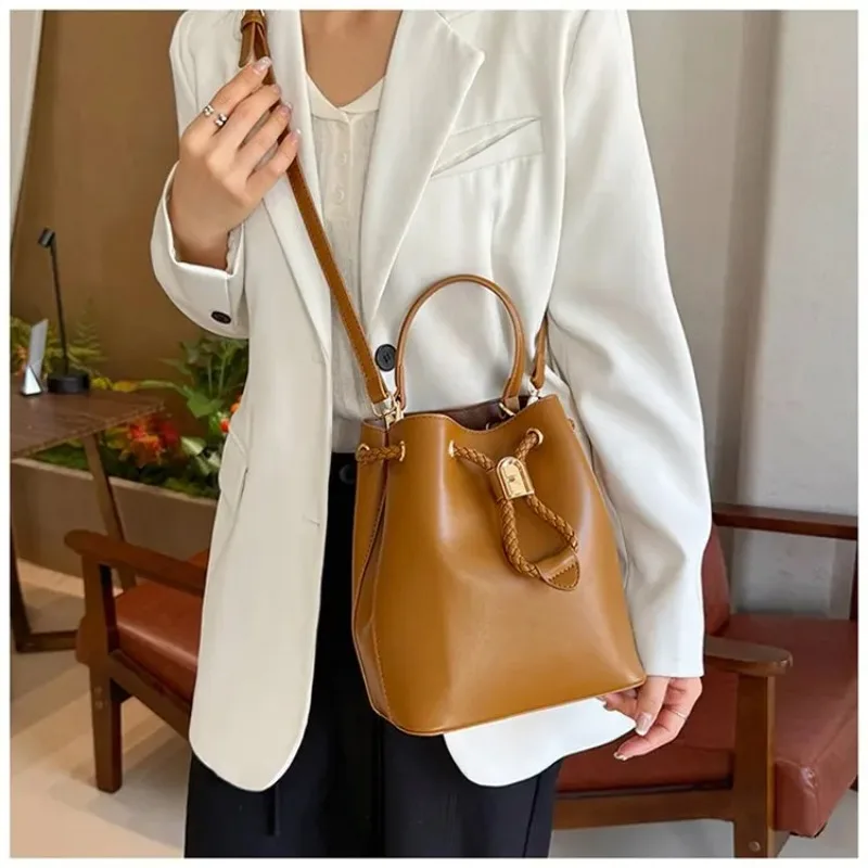 Bolso Minimalista Tipo Cubo de Piel Sintética con Cordón Trenzado Multicolor para Uso Diario, Compras, Citas, Viajes Cortos y Desplazamientos