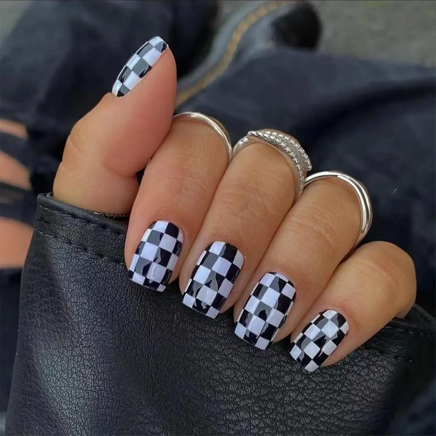 

Square Press on Nails Short Fake Nails Black White Checkerboard False Nails Full Cover Acrylic Nails Artificial Stick on Nail 24