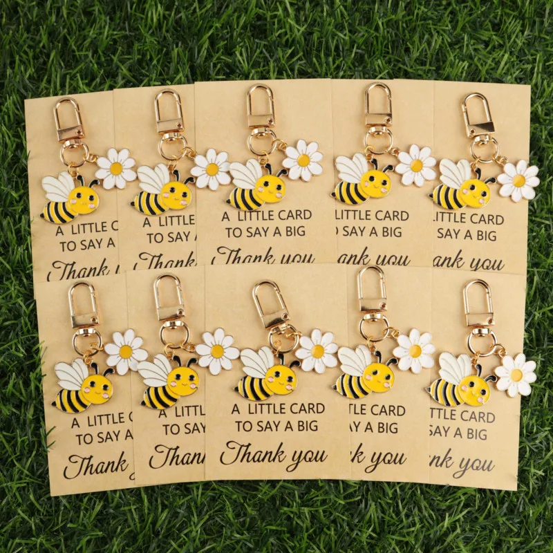 5/10A cute bee and daisy pendant keychain set Mountaineering Buckle Comes with a thank-you card where you can write a message of