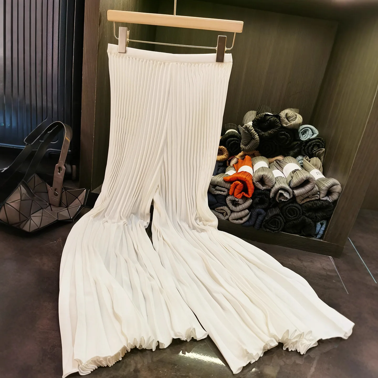 Miyake จีบกางเกงจีบ Collision บางส่วนหลวมตรงขากว้างขากางเกงสบายๆ 2025 ฤดูร้อนกางเกงหญิง