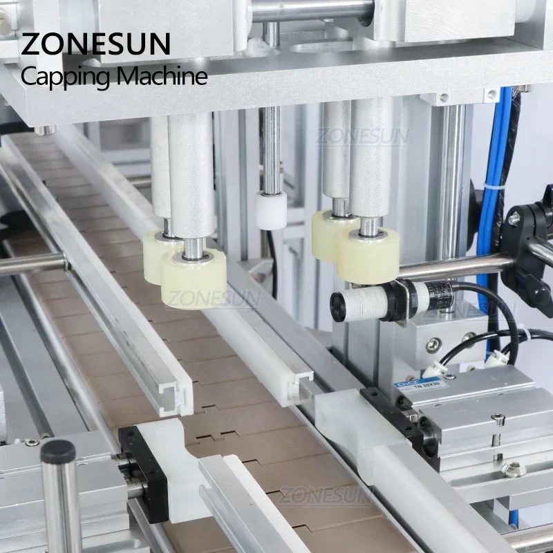 ZONESUN เครื่องปิดฝาขวดเครื่องดื่มแบบสเปรย์ปั๊มอัตโนมัติพร้อมเครื่องป้อนฝาสั่นสะเทือนสําหรับสายการผลิต