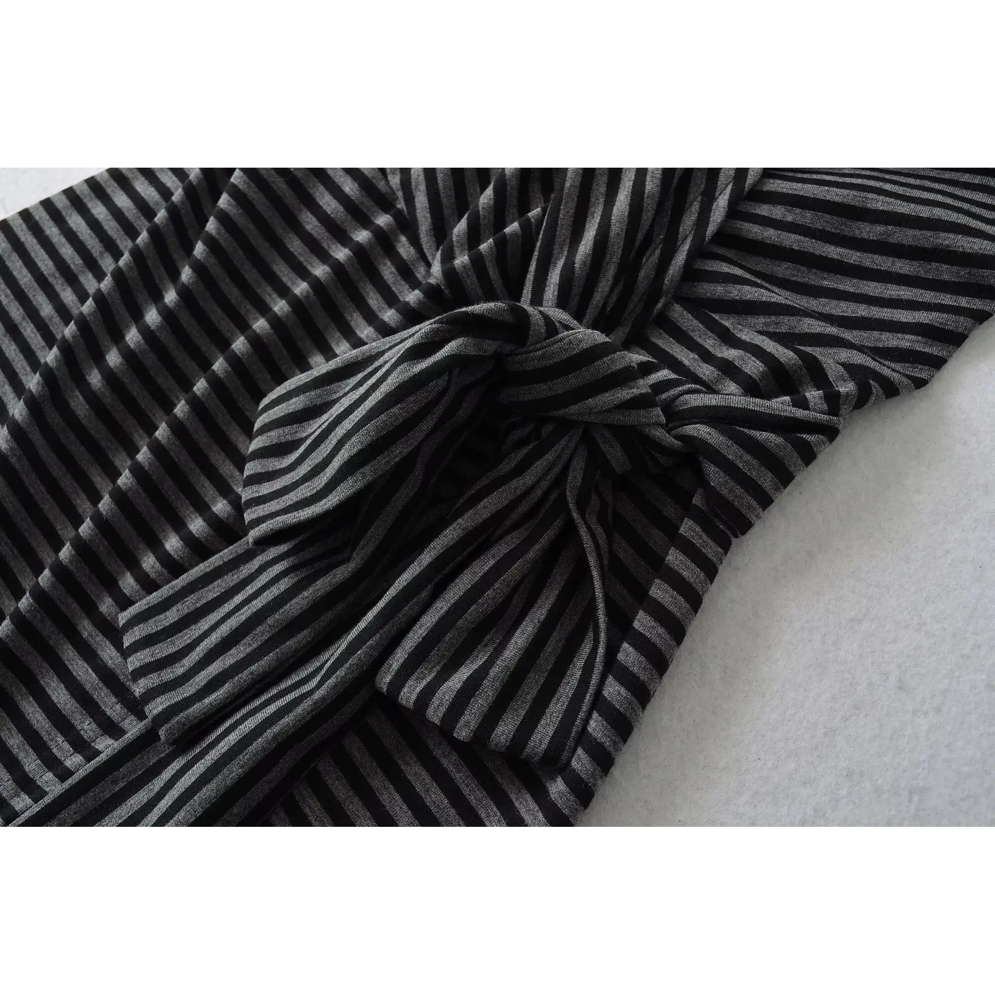 Gaun Panjang Wanita Model V-Neck Bergaris, Seksi, Modis, dan Menawan dengan Detail Off-Shoulder dan Pinggang Ramping untuk Musim Panas