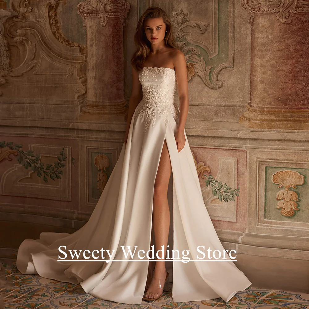 Hochzeitskleid mit hohem Schlitz, maßgeschneidert, trägerlos, ärmellos, Perlenapplikation, Sweep-Zug, rückenfrei, Brautkleid Robe De Mariage
