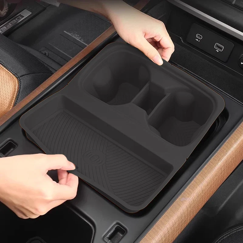 

For Land Rover Defender 110/90/130 2022-2024 modified central control wireless water cup holder silicone non-slip storage pad