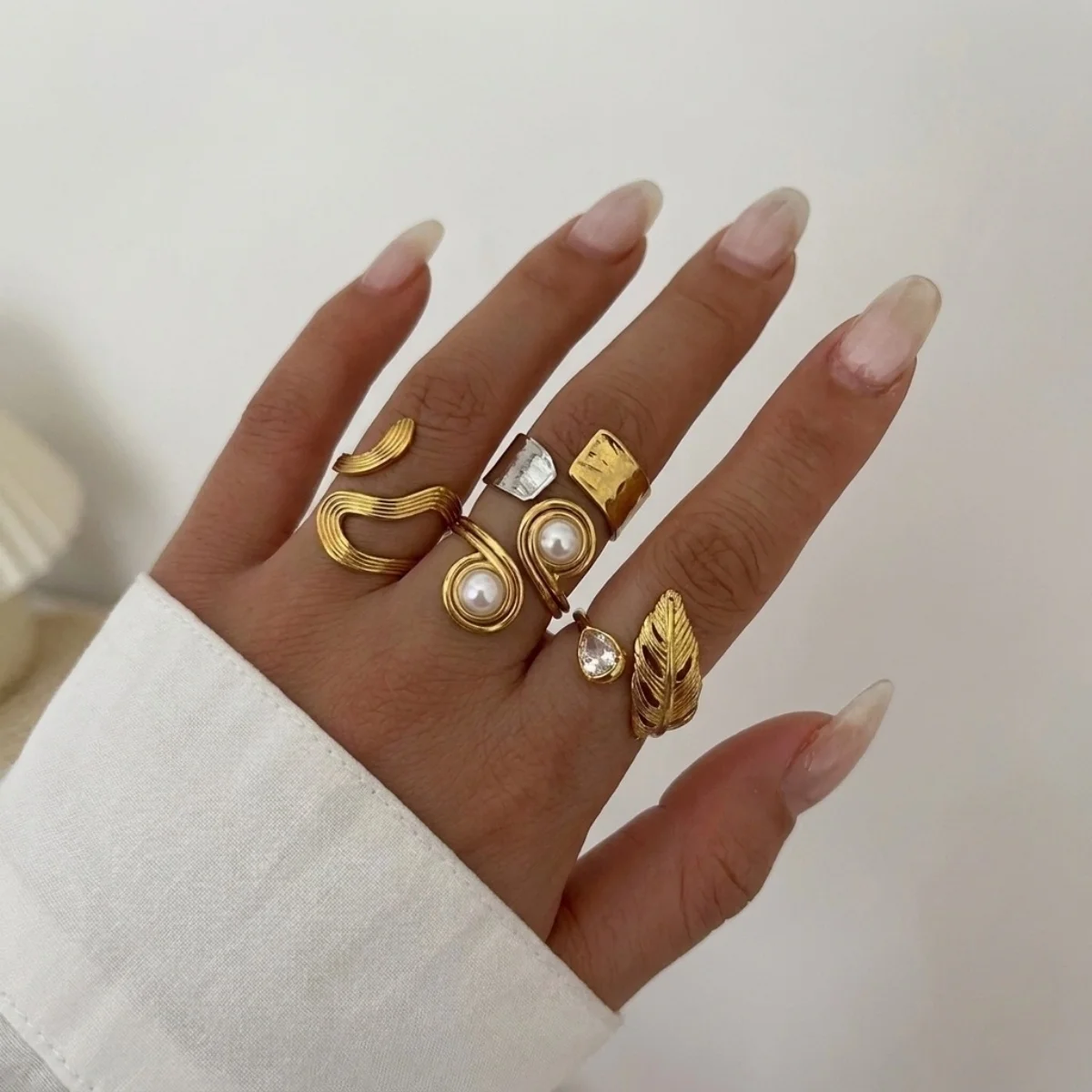 Französische Vintage-Fingerringe mit hohlem, gewelltem Design, imitierten Perlen und Spiralblatt-Motiven für Damen und Herren, im Nischenstil, geometrischer Ring, ästhetischer Schmuck. – Detail 10