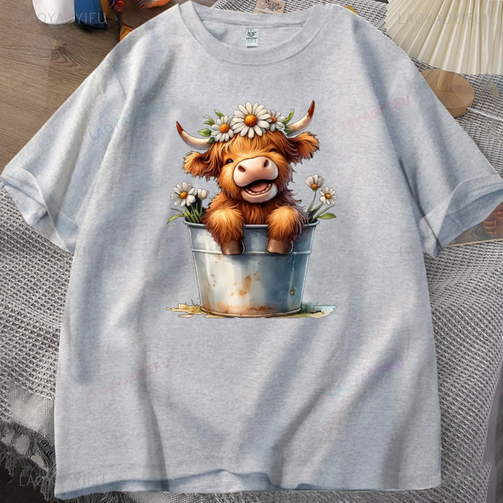 تي شيرت حريمي هايلاند بقرة مطبوع عليه زهور وياقة دائرية وأكمام قصيرة تي شيرت كاجوال رياضي يومي لفصل الربيع والصيف أزياء الشارع الأسود