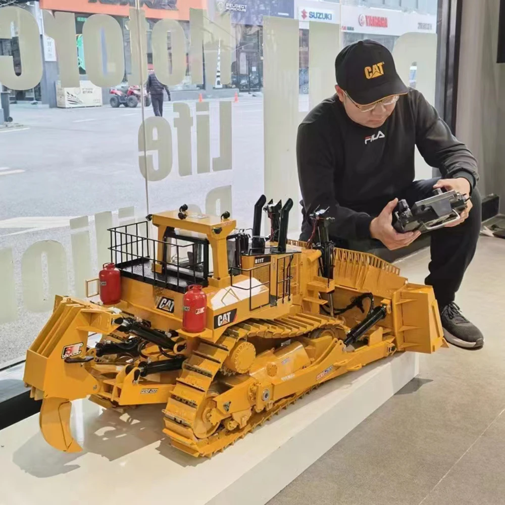 Limited Edition D11T 1/6 RC Hydraulic Bulldozer Metal Model PL18 RC with Light and Sound System RC Bulldozer Model Toy