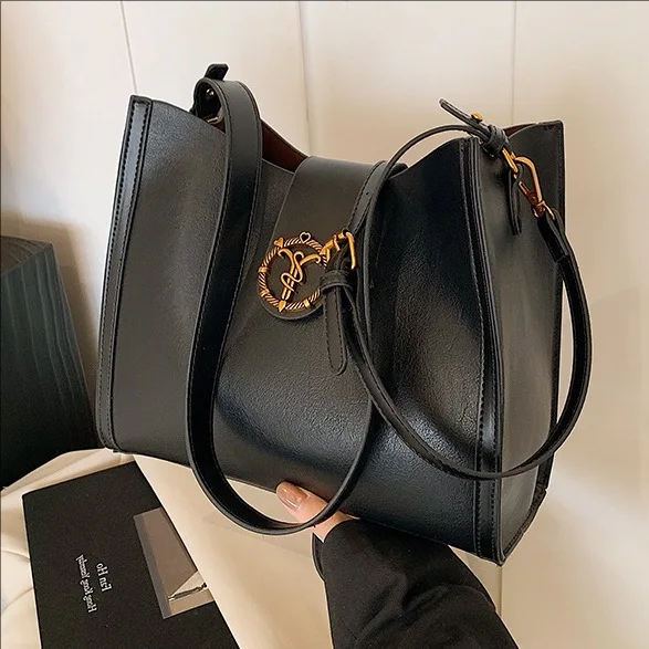 

Winter Hot-selling Large-capacity Commuter Tote Bag Women's 2026 Designer Retro Shoulder Armpit Bag Fashionable Big Women's Bag