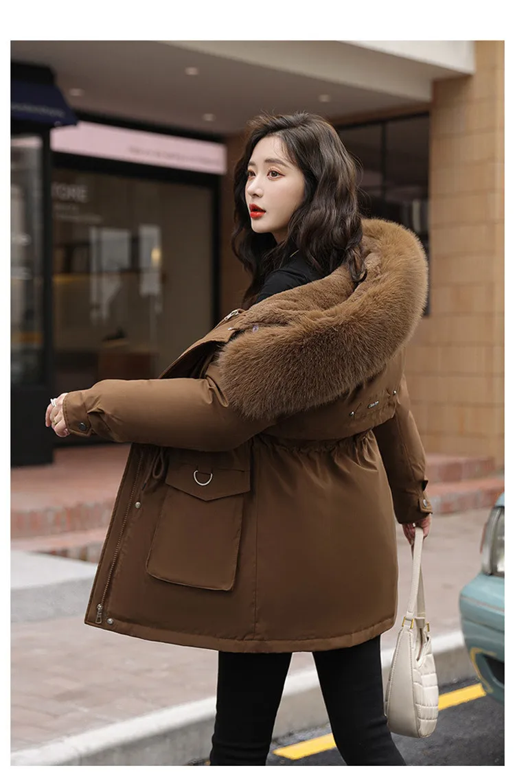 

Красная женская парка классического фасона, осенняя, простая, средней длины, на молнии, теплая, ветрозащитная, с милым широким клетчатым узором, круглая.