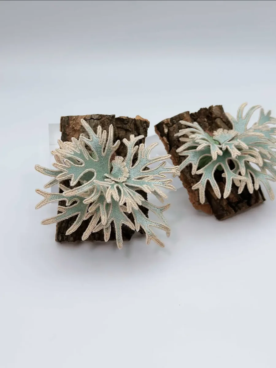 

Магнит на холодильник ручной работы с вышивкой: оленьи рога, папоротник, орхидея. Декоративное украшение для автомобиля, коллекционная фигурка.