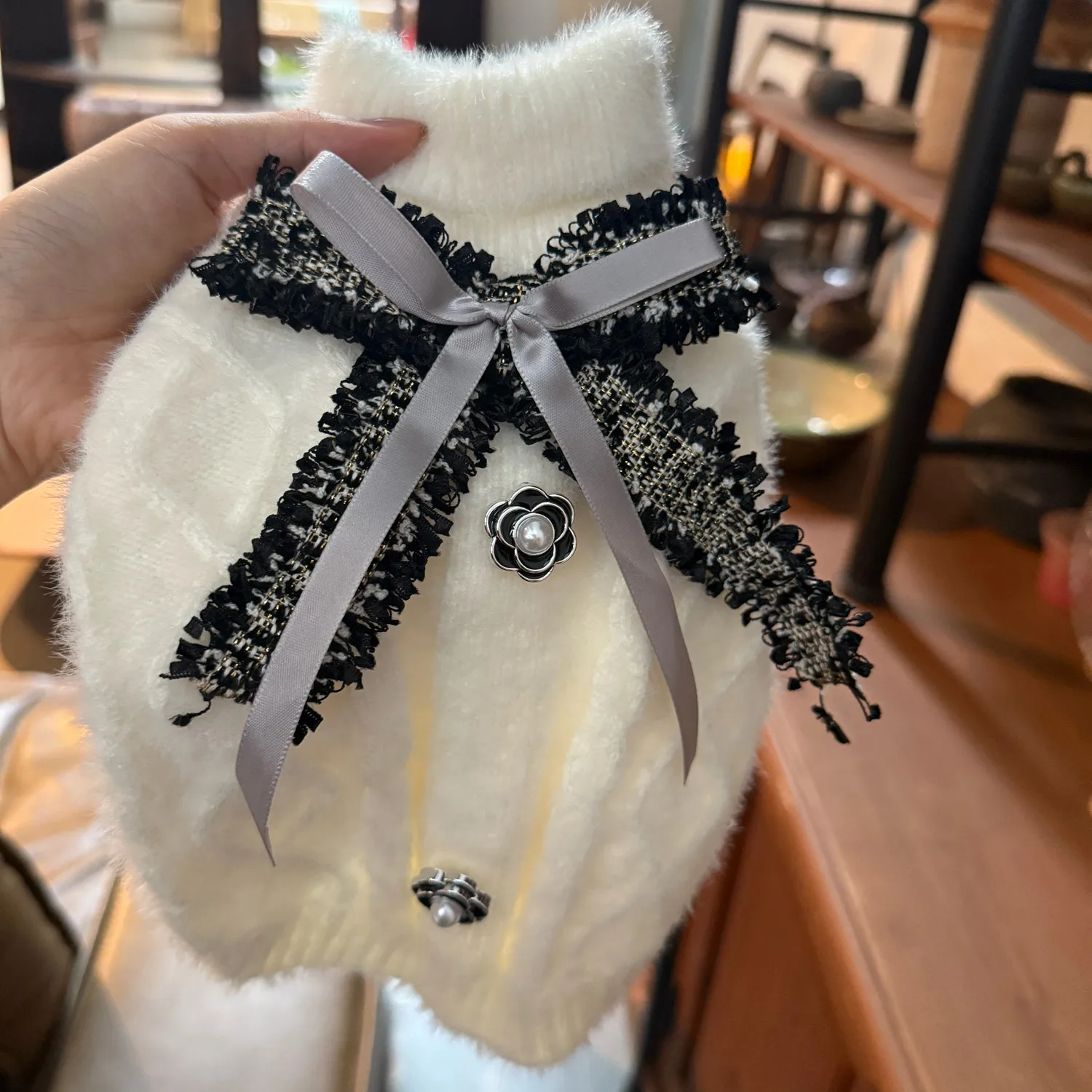 

Classic Brand Design Winter And Autumn Pet Sweater - Soft And Comfortable Bow-Shaped Peony Dog Knitwear