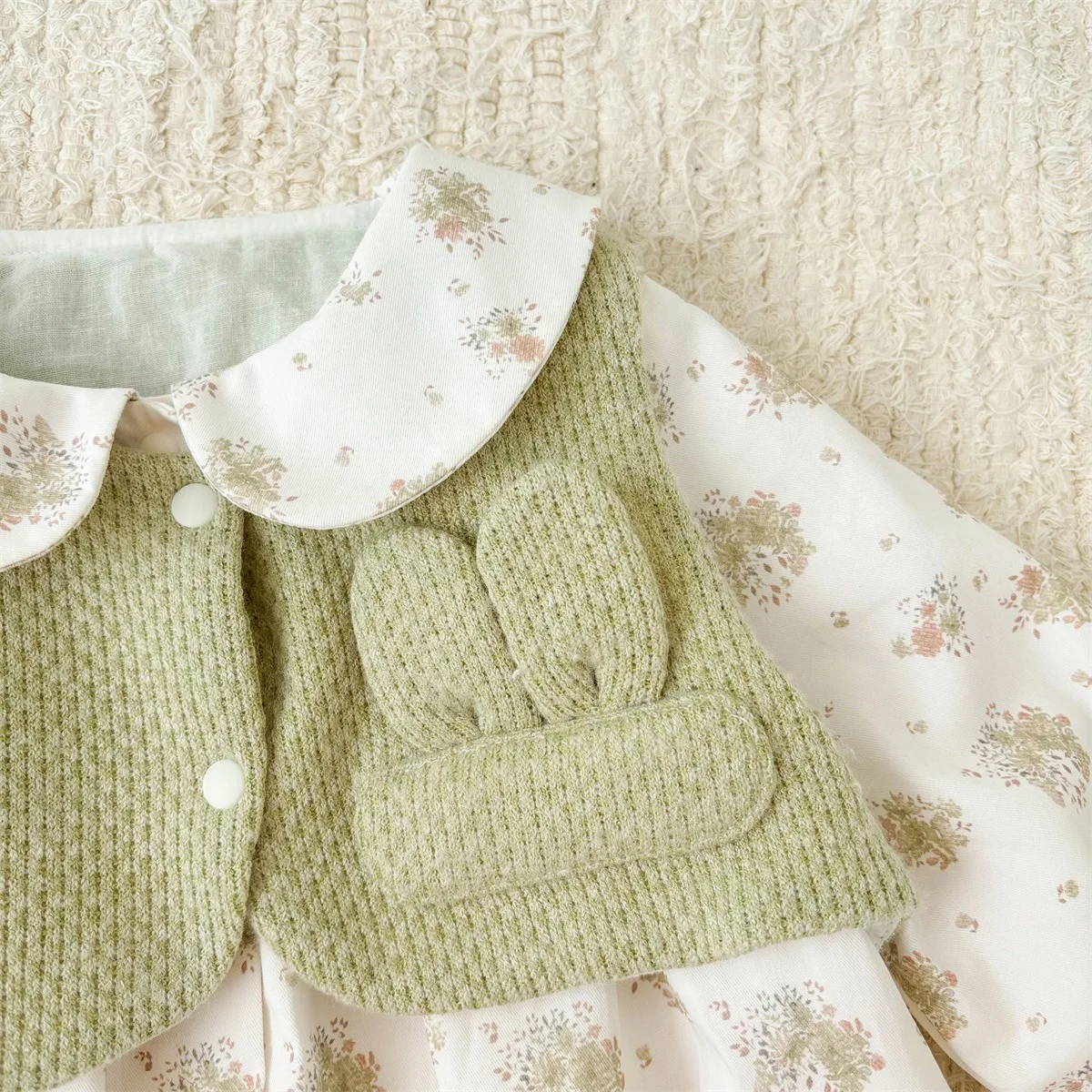 春のファションベビー服 花柄プリント リルアウトフィット 女の子向け 新着 キュートな結び目付きロングスリーブコットンスーツ