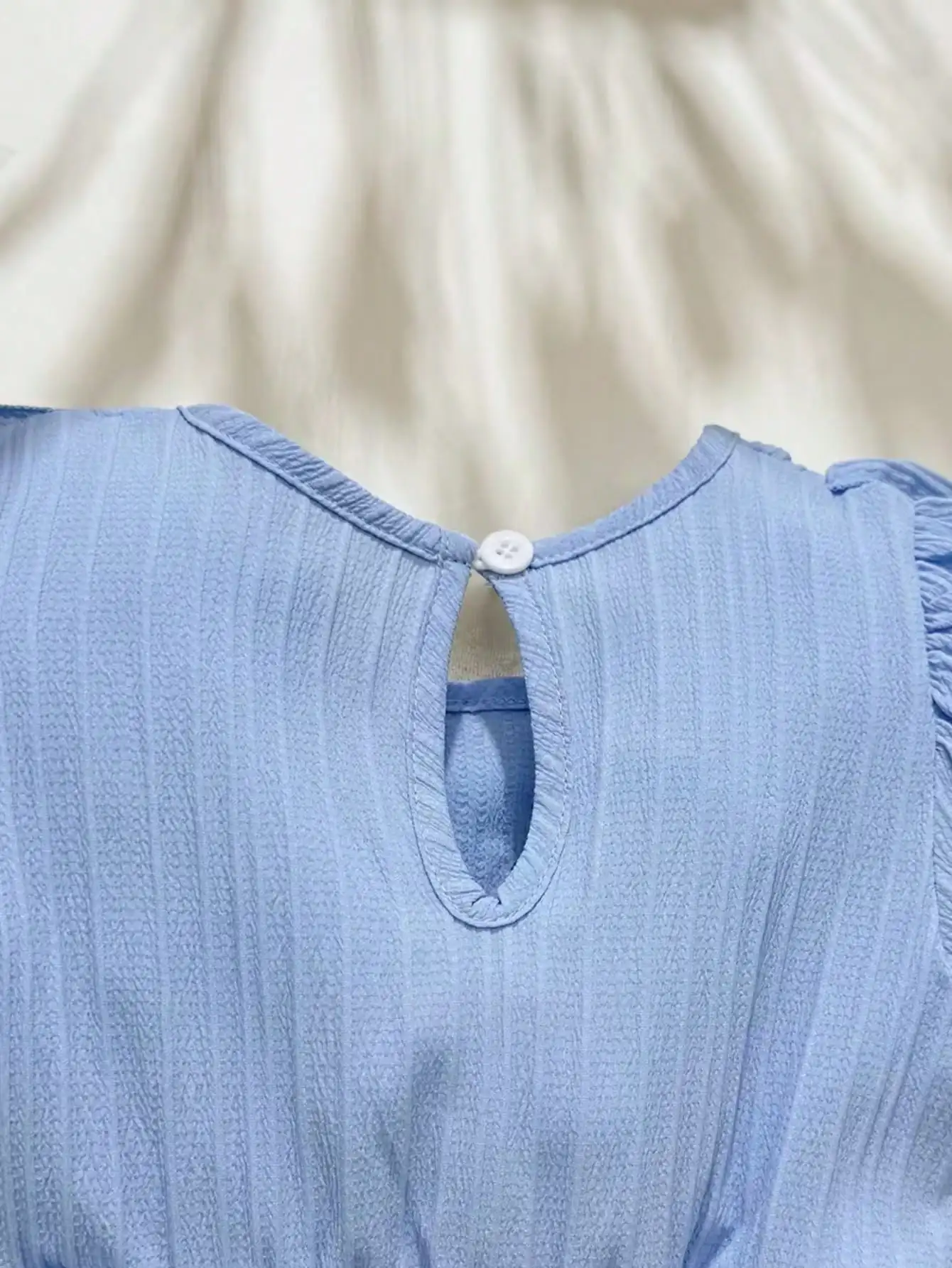 Kinderkleid mit Rüschen, Rundhalsausschnitt, kurzen Ärmeln, tailliertem Schnitt und mittellangem Rock für Babys und Kleinkinder. – Detail 7