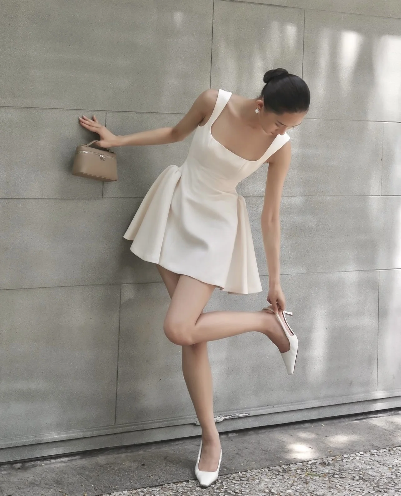 Estilo francés Beige verano Sexy Chic Mini vestido mujeres cuello redondo volantes sin mangas Vocation playa fiesta señoras vestido Vestidos nuevo