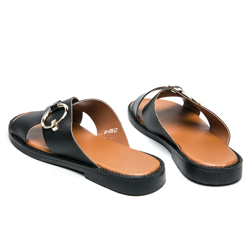 Sandalias de piel sintética para hombre, zapatos informales de tacón plano de Metal con remaches y Punta abierta, a la moda, uso diario en Playa y piscina