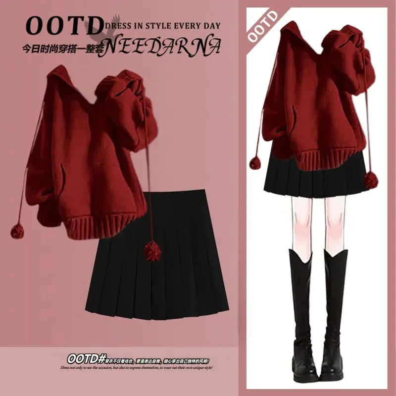 

Осень и зима 2024, новый костюм, свободный вязаный свитер с ленивым капюшоном, плиссированная юбка, комплект из двух предметов, дофамин, словосочетание