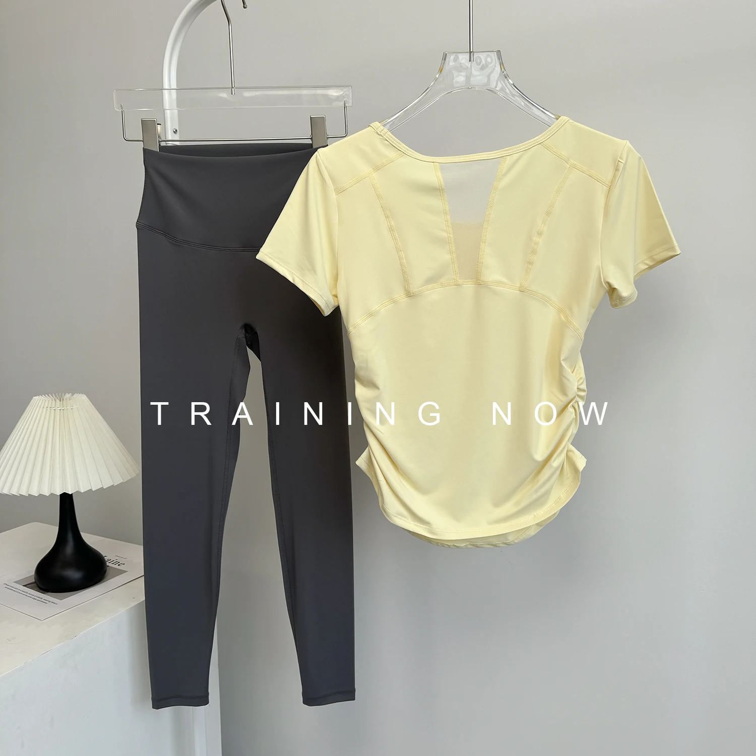 

Yoga suit women's high-end slim fit sports tops short-sleeved running training Pilates fitness suit summer