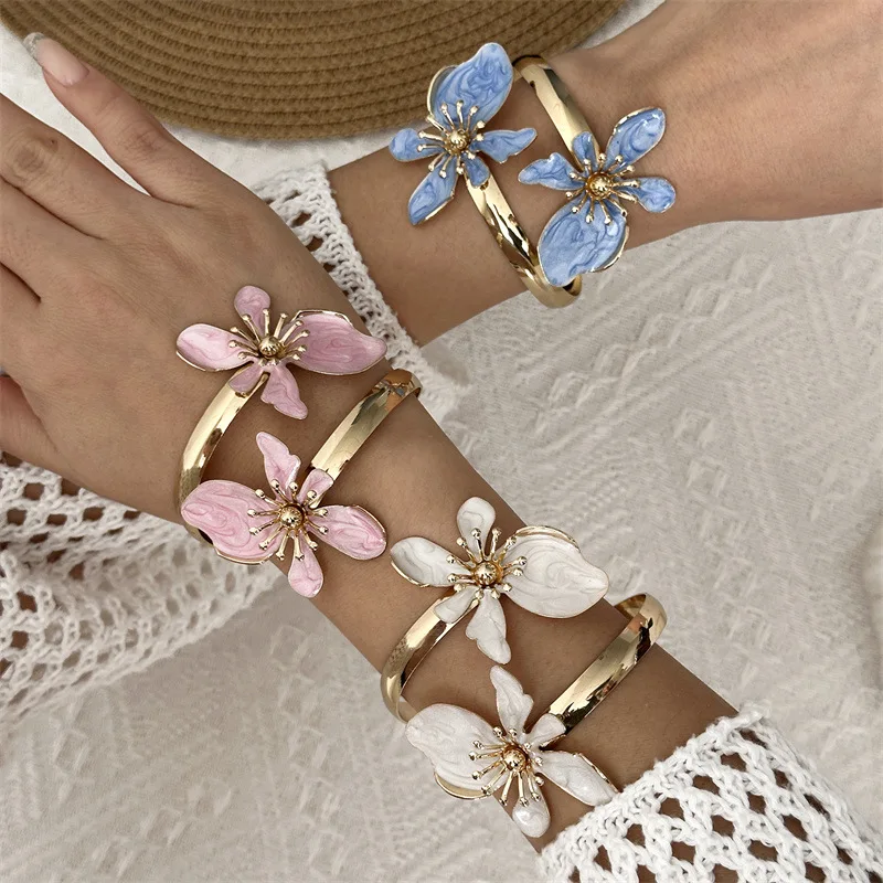 New Creative Exaggerated Bracelet Metal Hollow Out Big Flower Bangle for Woman Daily Accessories Beach Party Vacation Jewelry