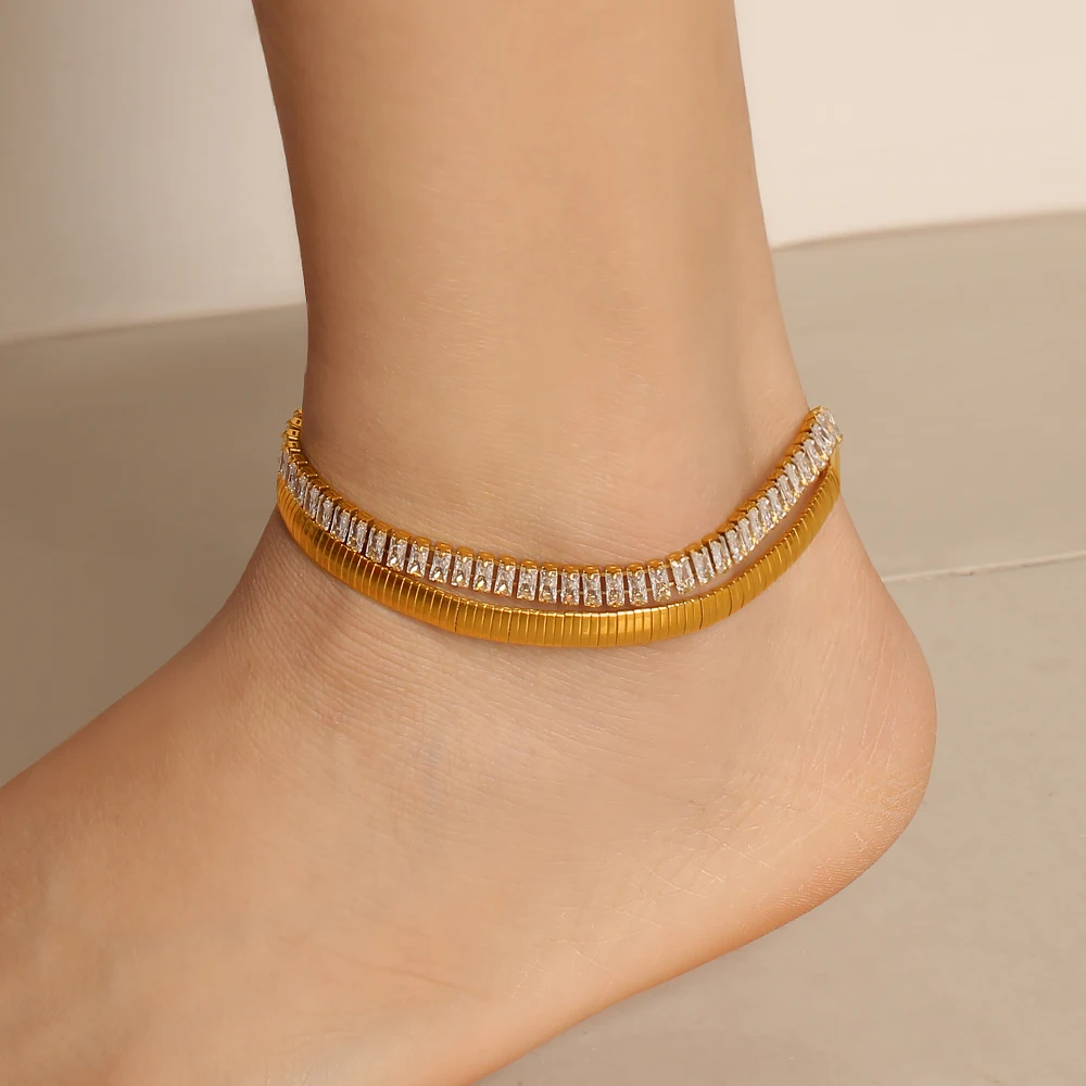 Tobillera de circonita estilo sinuoso transfronterizo europeo y americano, de acero de titanio chapado en oro de 18K, acero inoxidable que no se desvanece, moderna y versátil, joyería de tobillera de estilo playero de lujo ligero.