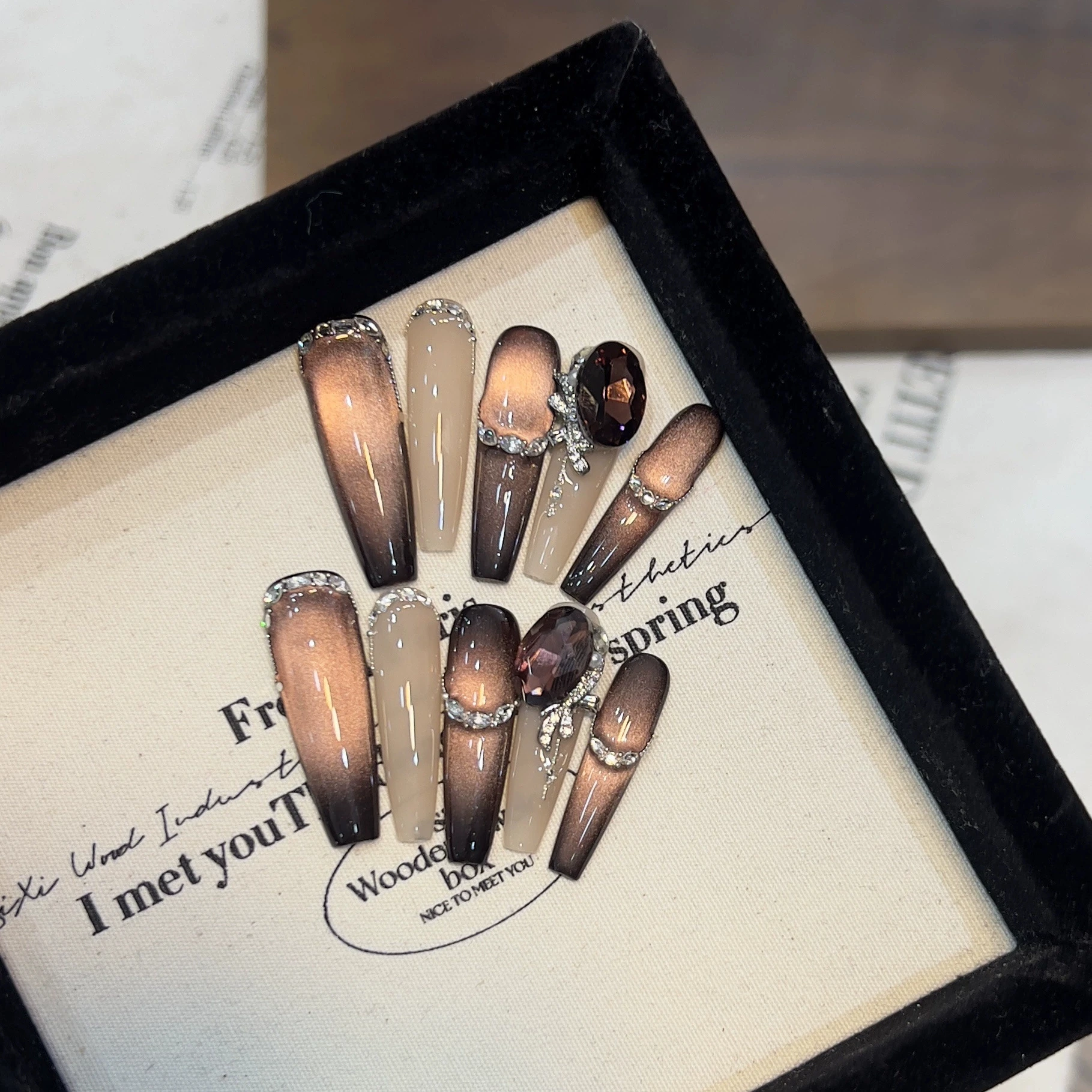 Prensa larga hecha a mano en uñas, fototerapia marrón, uñas postizas de ojo de gato, uñas postizas de circón con destello extraíble, arte de uñas francés con diamantes